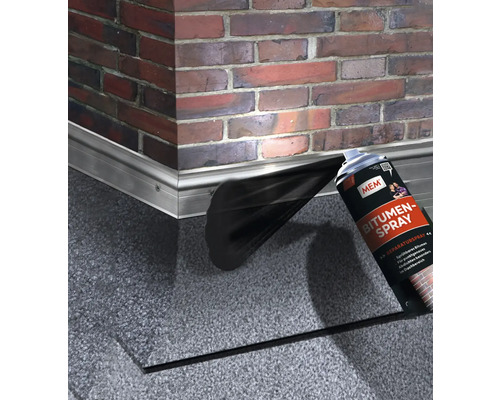 Spray bitume pour jointoiement sur un mur de briques