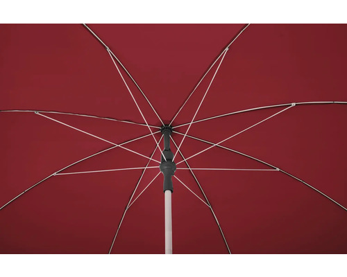 Vue de dessous d''un parasol ouvert avec baleines
