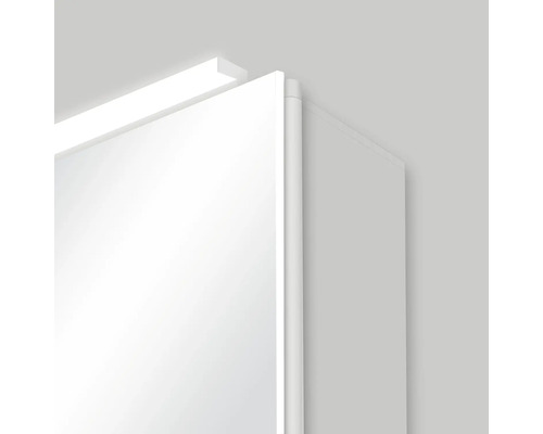 Vue détaillée d''une armoire de toilette avec éclairage