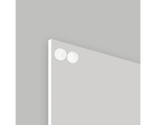 Vue détaillée d''un tableau d''écriture magnétique en verre avec deux aimants ronds