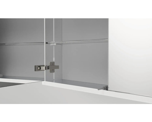 Vue intérieure d''une armoire de toilette avec des étagères et des charnières