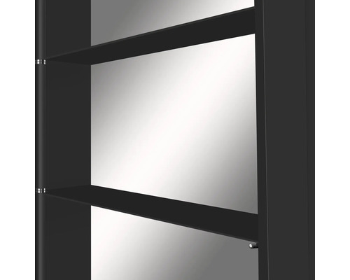 Detailansicht eines schwarzen Regals mit mehreren Ebenen für die Aufbewahrung und Präsentation von Gegenständen