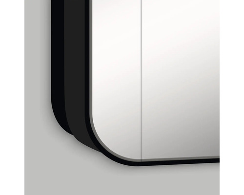 Detailaufnahme eines Spiegelschranks mit schwarzem Rahmen