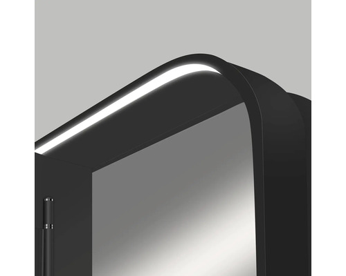 Detailansicht eines schwarzen Spiegels mit LED-Beleuchtung