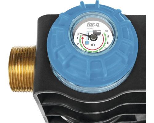 Gros plan d''une pompe d''irrigation avec manomètre