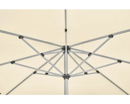 Vue de dessous d''un parasol ouvert avec armature métallique