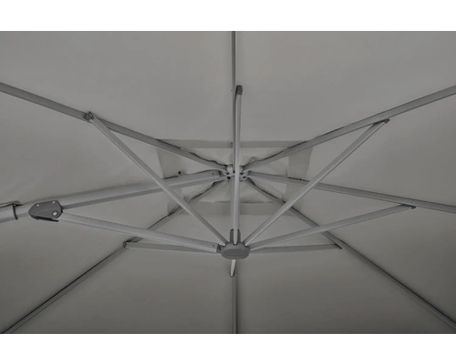 Vue de dessous d''un parasol ouvert avec armature métallique