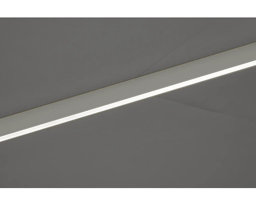 Nahaufnahme einer linearen LED-Deckenleuchte