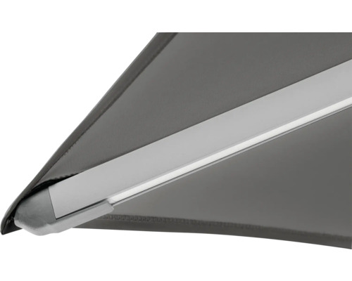 Detailansicht eines Sonnenschirms mit Stoffbespannung und Aluminiumgestell