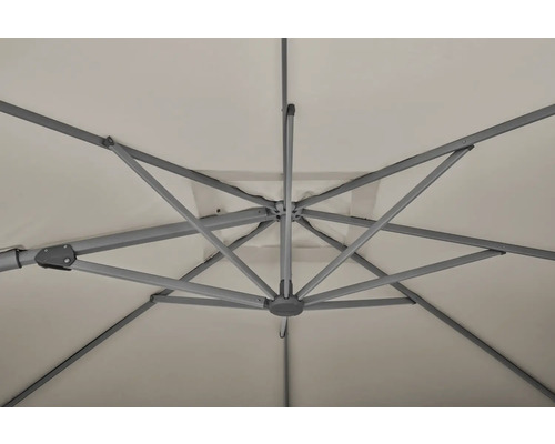 Unteransicht eines Sonnenschirms mit Metallgestell