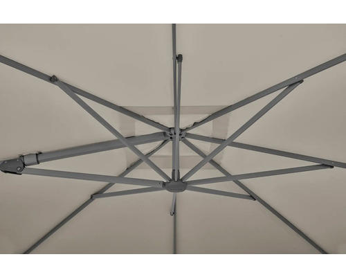 Unteransicht eines geöffneten Sonnenschirms mit Metallgestell