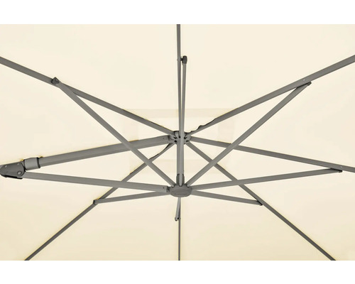 Detailansicht von der Unterseite eines Sonnenschirms mit hellem Stoff und Metallgestell