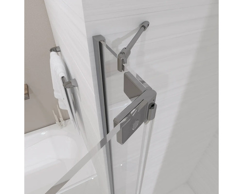 Detailansicht einer Duschkabine mit Glas und Metallbeschlägen