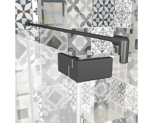 Detailaufnahme einer Duschkabine mit Stabilisierungsstange zur Wand