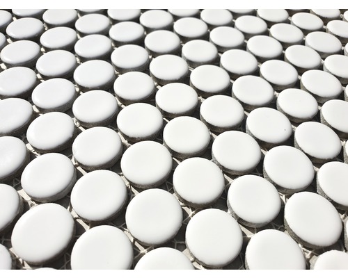 Gros plan de carreaux de mosaïque ronds blancs