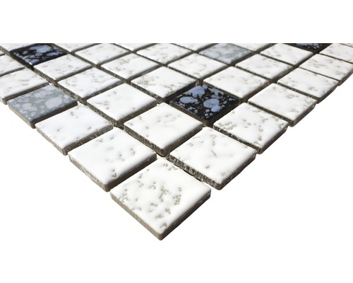 Mosaïque avec éléments carrés blancs et gris