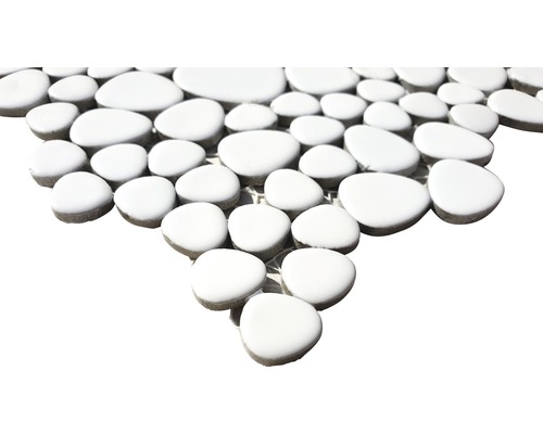 Mosaïque en galets blancs sur filet