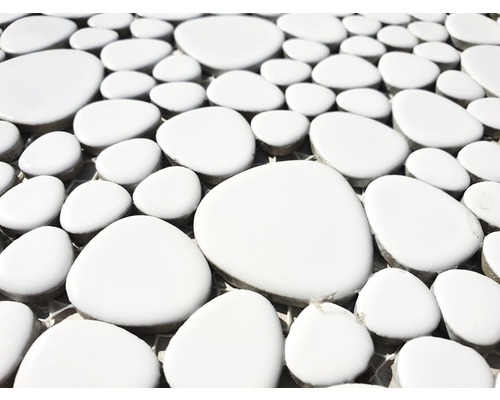 Gros plan de carreaux de mosaïque en galets blancs.