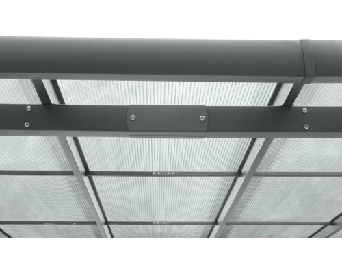 Vue détaillée du toit transparent avec structure de cadre gris d''un toit de terrasse