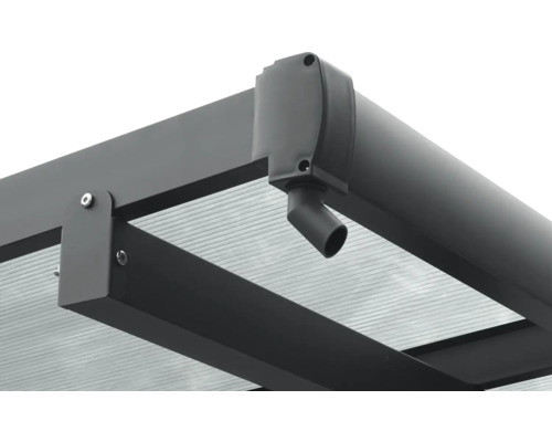 Vue détaillée d''un toit de terrasse avec gouttière et toit transparent