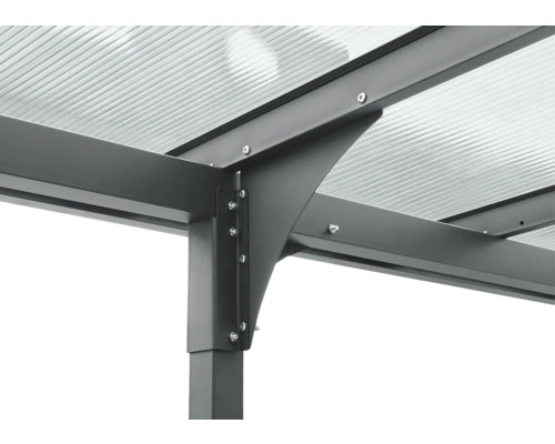 Détail d''un toit de terrasse en métal avec des panneaux transparents