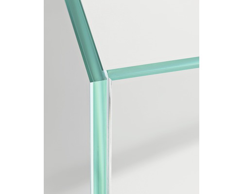 Detailaufnahme einer transparenten Glasplatte mit Kanten