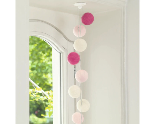 Baumwollkugel-Lichterkette mit verschiedenen Farben im Innenraum