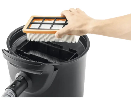 Insertion d''un filtre plissé plat dans un aspirateur multi-usage