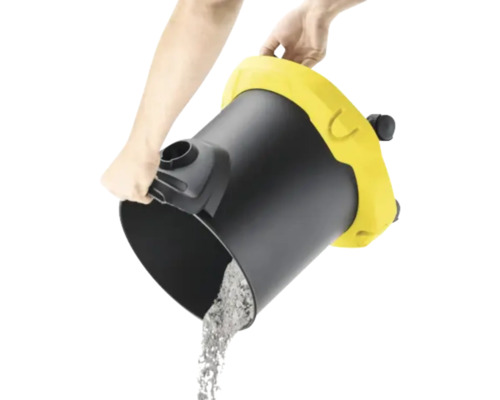 De l''eau est vidée d''un réservoir d''aspirateur.