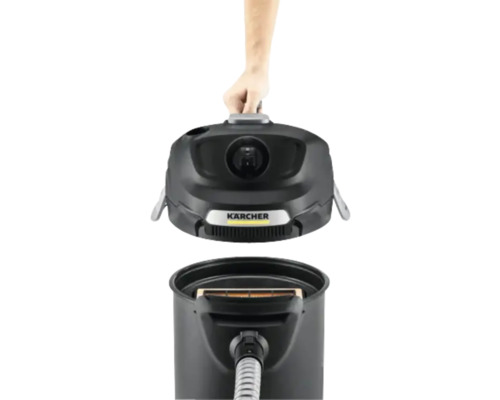 Aspirateur à cendres Kärcher avec une main sur la poignée