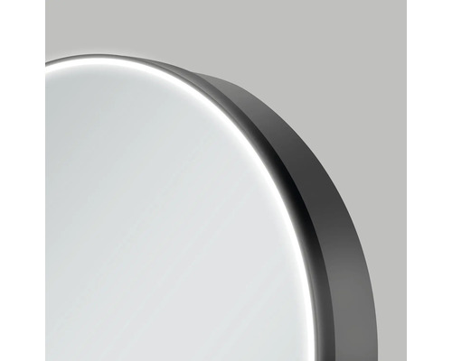 Vue détaillée d''un miroir rond avec éclairage LED