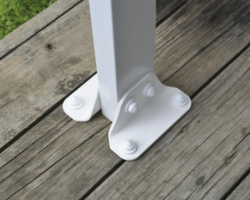 Vue détaillée d''une fixation de poteau sur un plancher en bois