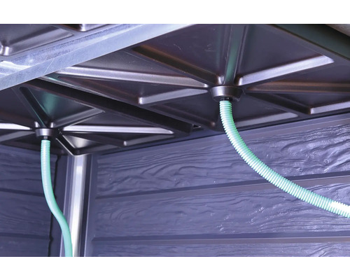 Vue détaillée de la structure intérieure d''une cabane de jardin avec des tuyaux de ventilation