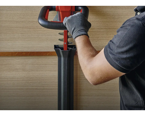 Utilisation d''un taille-haie par une personne portant des gants.