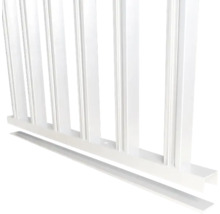 Vue détaillée d''une barrière de lit d''enfant blanche