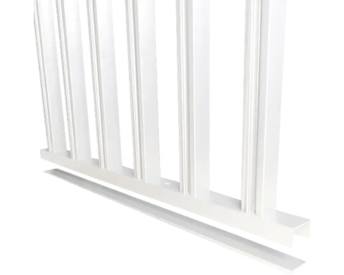 Vue détaillée d''une barrière de lit d''enfant blanche