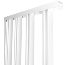 Vue détaillée d''un élément de clôture blanc.