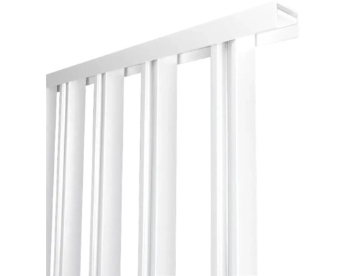 Vue détaillée d''un élément de clôture blanc.