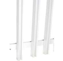 Vue détaillée d''un élément de clôture blanc