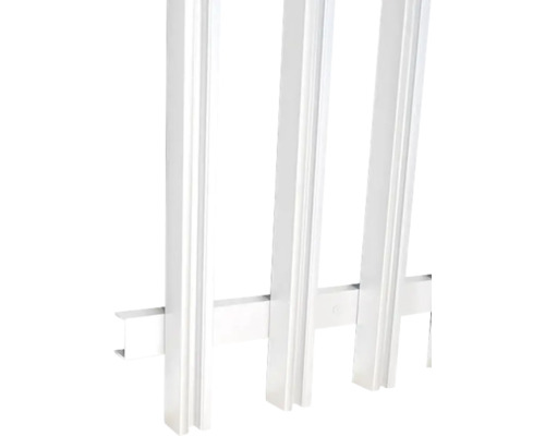 Vue détaillée d''un élément de clôture blanc