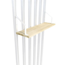 Étagère en bois avec supports blancs sur un mur à barreaux blanc