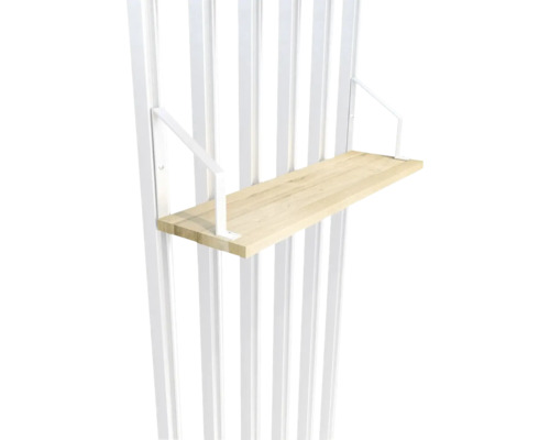 Étagère en bois avec supports blancs sur un mur à barreaux blanc
