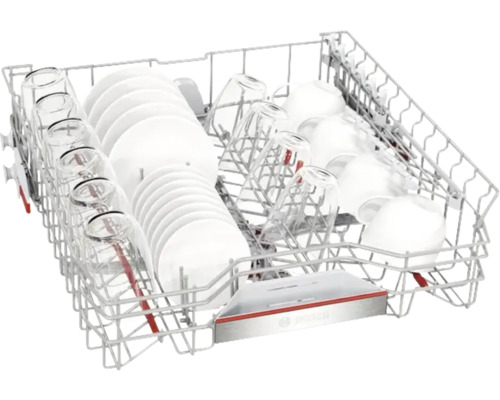 Geschirrspülerkorb mit Tellern, Gläsern und Tassen