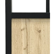 Detailansicht einer Holztür mit Metallrahmen