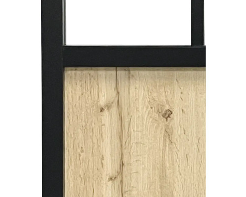 Detailansicht einer Holztür mit Metallrahmen