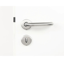 Poignée de porte en acier inoxydable et trou de serrure sur une porte