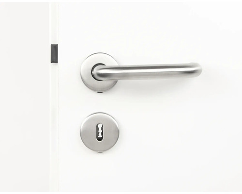 Poignée de porte en acier inoxydable et trou de serrure sur une porte