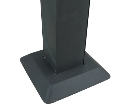 Detailansicht eines Terrassenüberdachungs-Pfostens mit Fussbefestigung