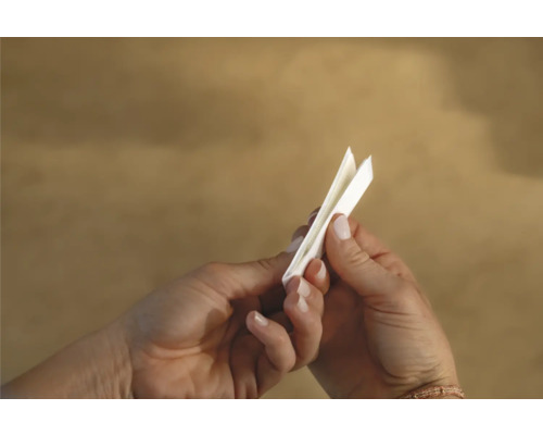 Une personne tient un papier à cigarette.