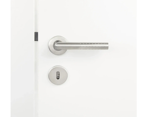 Poignée de porte en acier inoxydable avec serrure sur une porte blanche